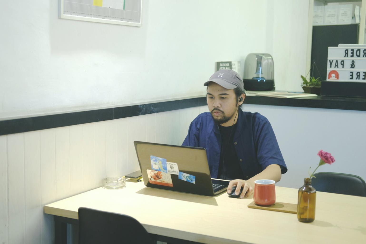 Beratungsgespräch zwischen Finanzexperten und Unternehmer