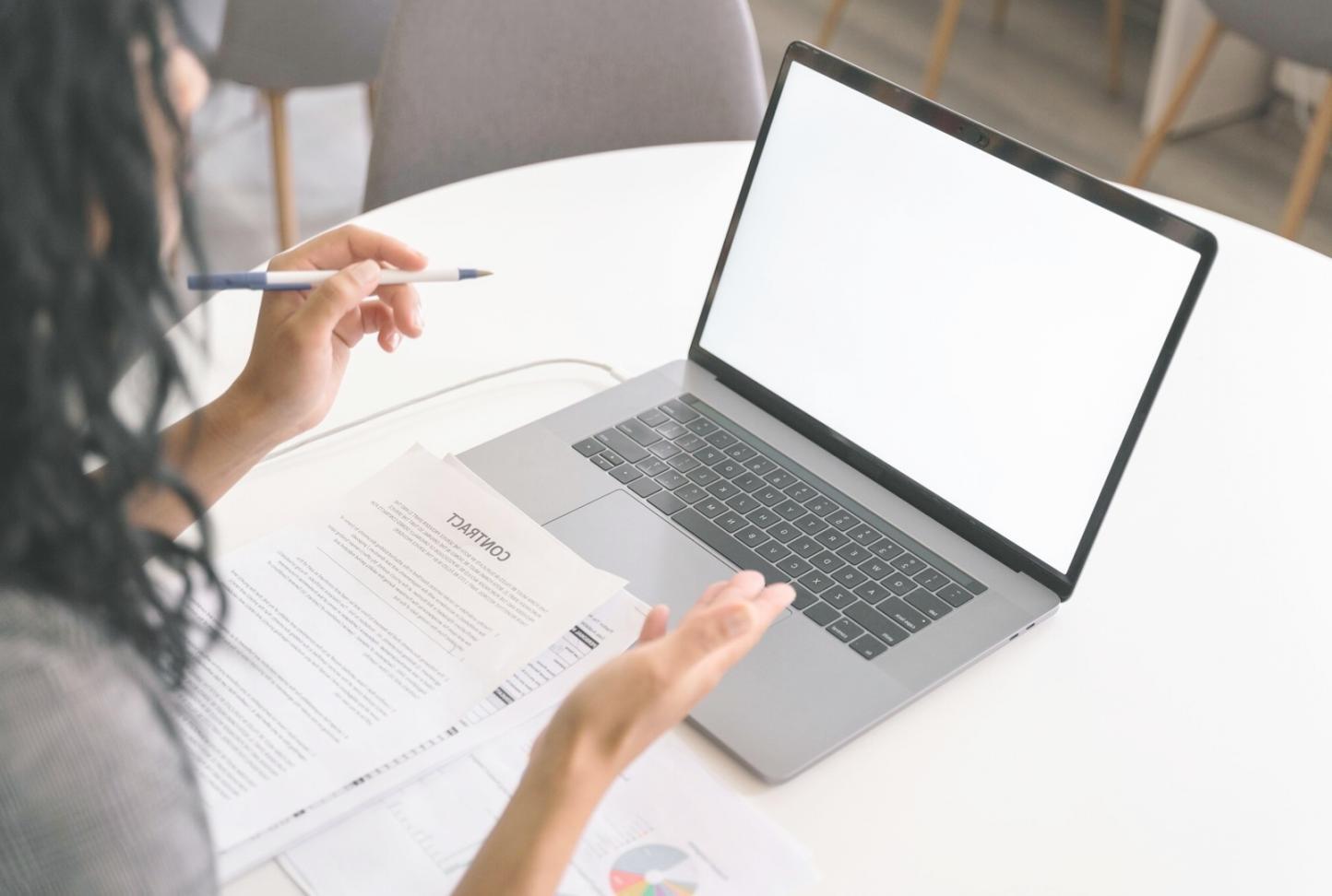 Geschäftsunterlagen und Finanzplanung auf dem Schreibtisch